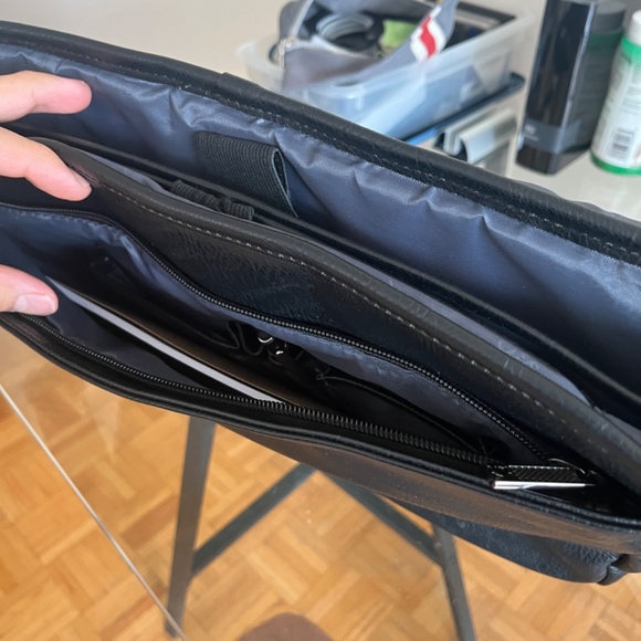 Leather Kenneth Cole reaction laptop - Picture 3 of 4